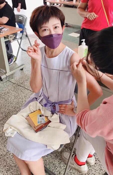 校長也參與接種
